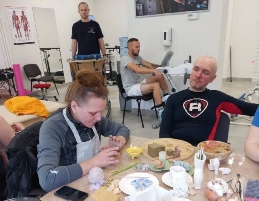 Центр психологічної підтримки через арт-терапію гончарством