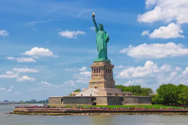 Статуя Свободи (США, 1885) – як газетна кампанія зібрала кошти на постамент легендарного монумента