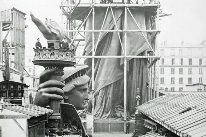 Статуя Свободи (США, 1885) – як газетна кампанія зібрала кошти на постамент легендарного монумента