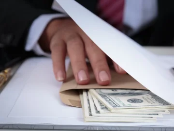Чому корупцію неможливо подолати, і як ті, хто це обіцяє, маніпулюють довірою суспільства