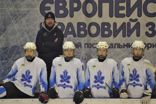 Три шоломи мого життя – книга, що поєднує хокей, війну і відновлення