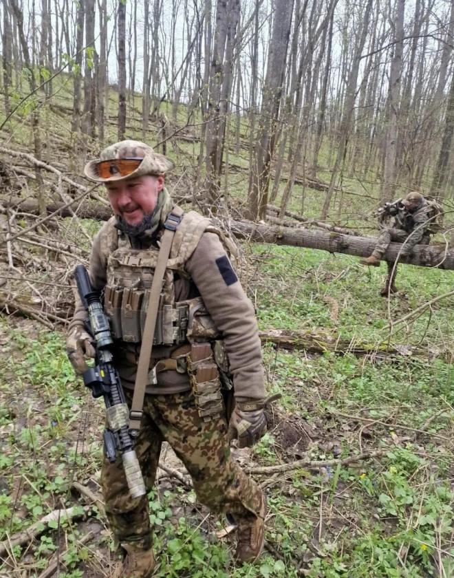 Три шоломи мого життя – книга, що поєднує хокей, війну і відновлення