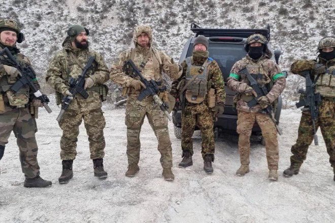 Три шоломи мого життя – книга, що поєднує хокей, війну і відновлення