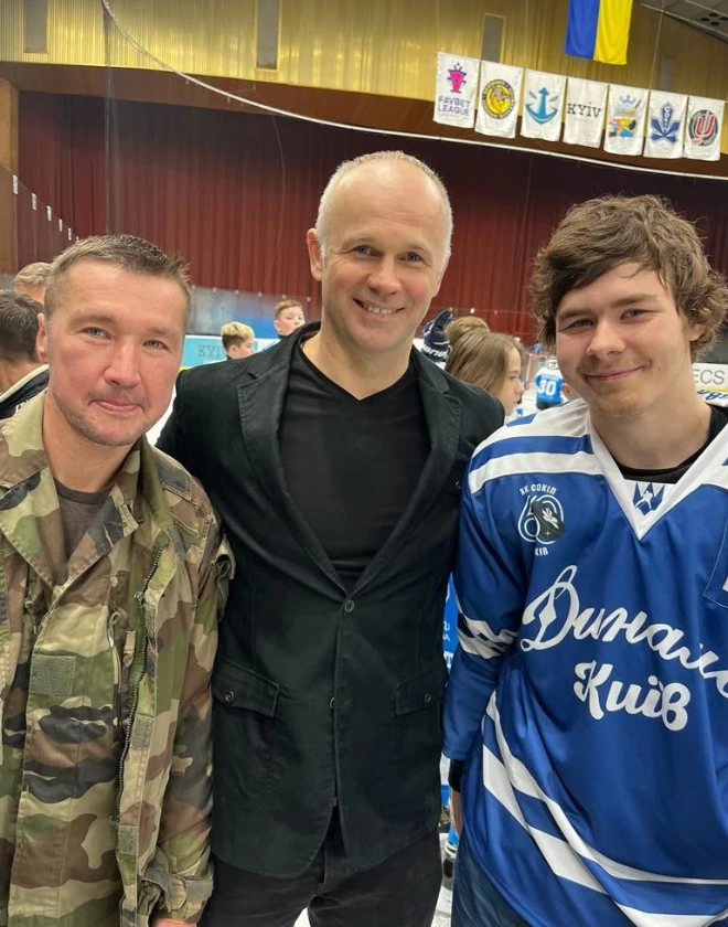 Три шоломи мого життя – книга, що поєднує хокей, війну і відновлення