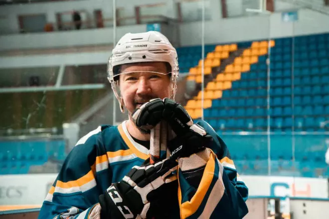 Три шоломи мого життя – книга, що поєднує хокей, війну і відновлення