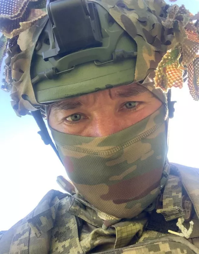 Три шоломи мого життя – книга, що поєднує хокей, війну і відновлення