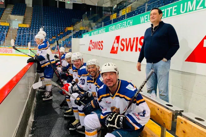 Три шоломи мого життя – книга, що поєднує хокей, війну і відновлення