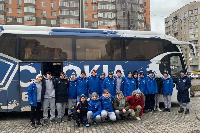 Три шоломи мого життя – книга, що поєднує хокей, війну і відновлення