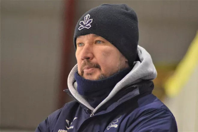 Три шоломи мого життя – книга, що поєднує хокей, війну і відновлення