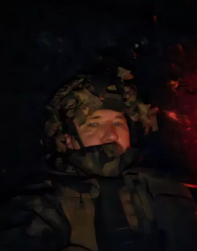 Три шоломи мого життя – книга, що поєднує хокей, війну і відновлення