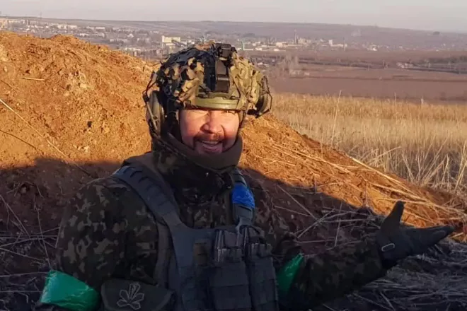 Три шоломи мого життя – книга, що поєднує хокей, війну і відновлення