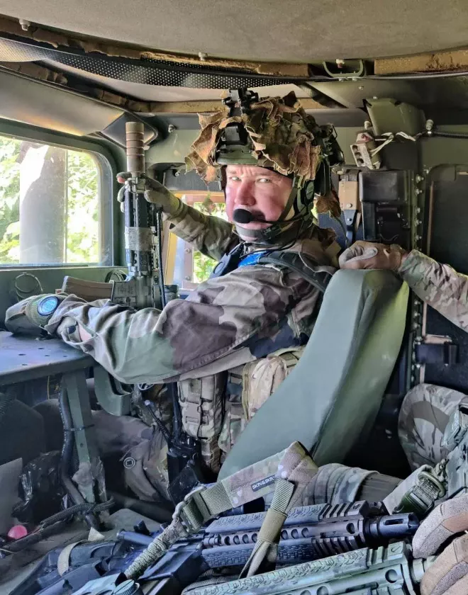 Три шоломи мого життя – книга, що поєднує хокей, війну і відновлення