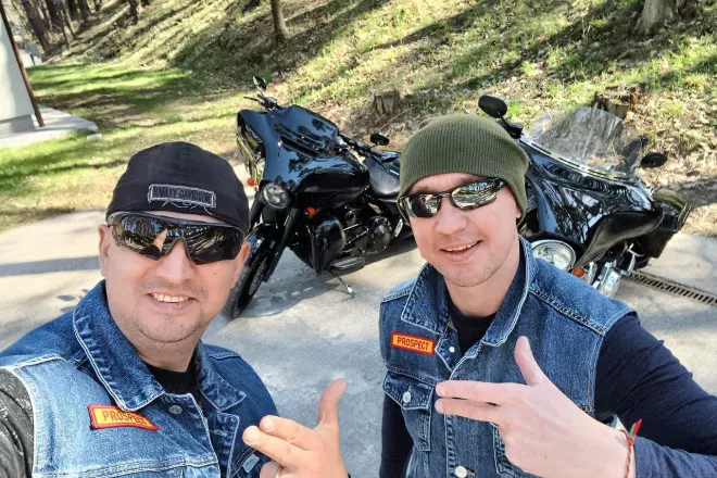 Три шоломи мого життя – книга, що поєднує хокей, війну і відновлення