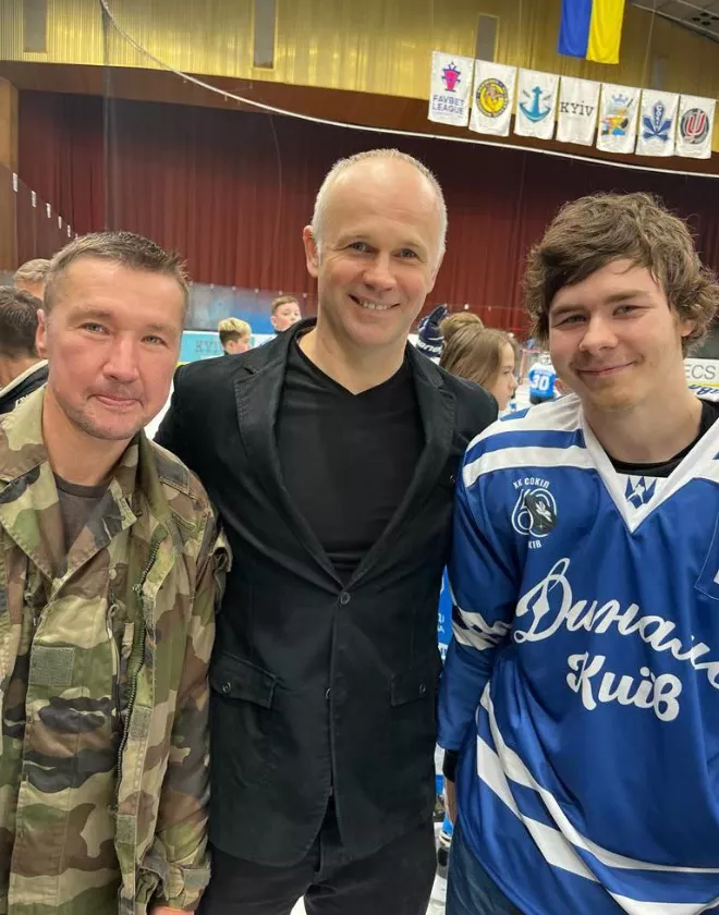 Три шоломи мого життя – книга, що поєднує хокей, війну і відновлення