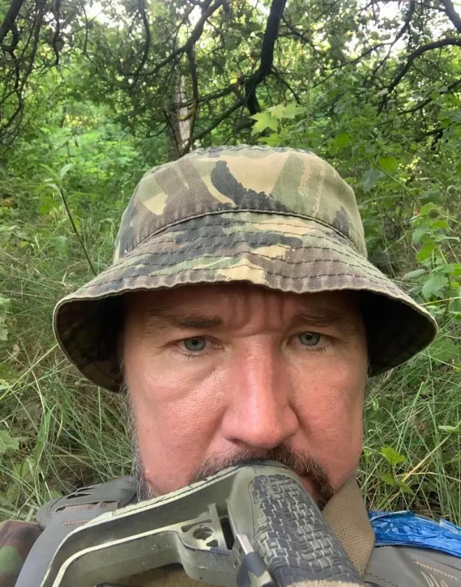 Три шоломи мого життя – книга, що поєднує хокей, війну і відновлення