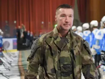 Три шоломи мого життя – книга, що поєднує хокей, війну і відновлення