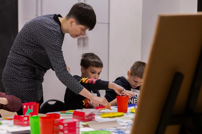 Підтримка українських дітей: безкоштовні заняття з творчості, лідерства та емоційної стійкості