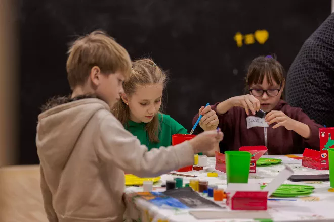 Підтримка українських дітей: безкоштовні заняття з творчості, лідерства та емоційної стійкості